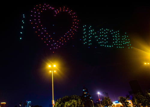 OPPO献上精彩大秀 250架无人机点亮印度孟买夜空