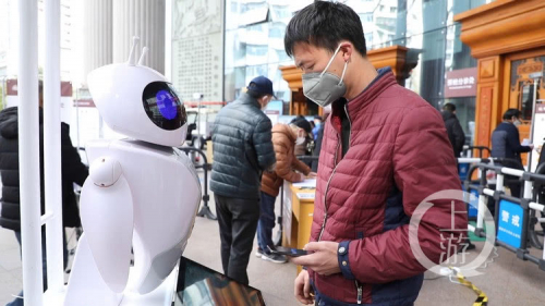 1秒测体温！医院门诊不扎堆：万州首台测温机器人在重庆三峡中心医院“上岗”