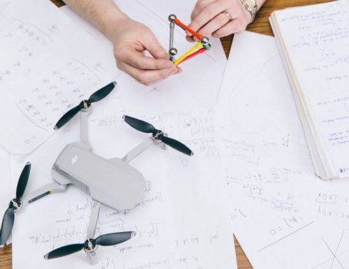 科学家开发新型无人机系统 使用声音“看到”墙壁