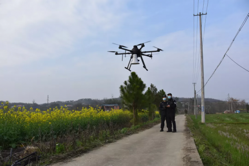 湖北浠水警方启用无人机助力“防疫+春耕” 