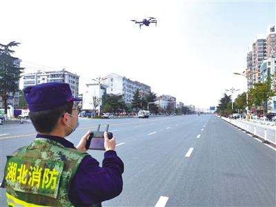无人机、小喇叭“空地”对接“硬核”消防安全防疫宣传全覆盖