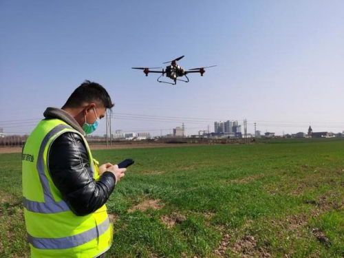 一架无人机洒农药一分钟即可“搞定”一亩地