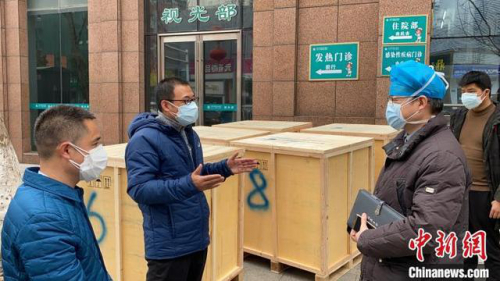 中国医药联手成都杰士德公司向武汉捐赠静脉配药机器人