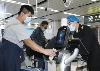 健康扫码申报、“行走测温”机器人、无人防疫车……深圳海关科技“战疫”打造智慧防线