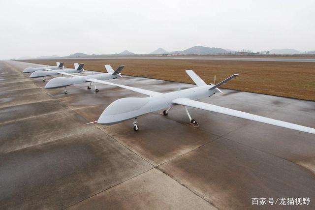 土耳其军事基地火光冲天，大批无人机被打残在地，翼龙又建奇功