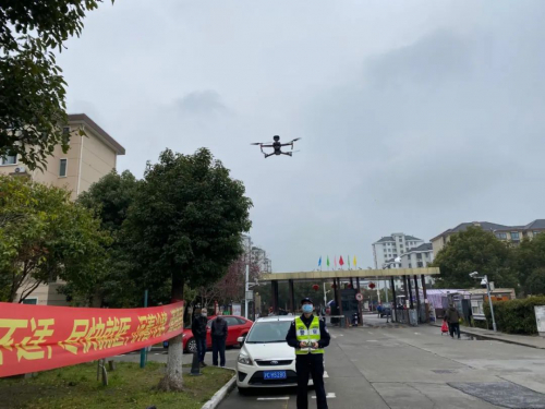 炫酷无人机隔空喊话，疫情期间助力防诈宣传 