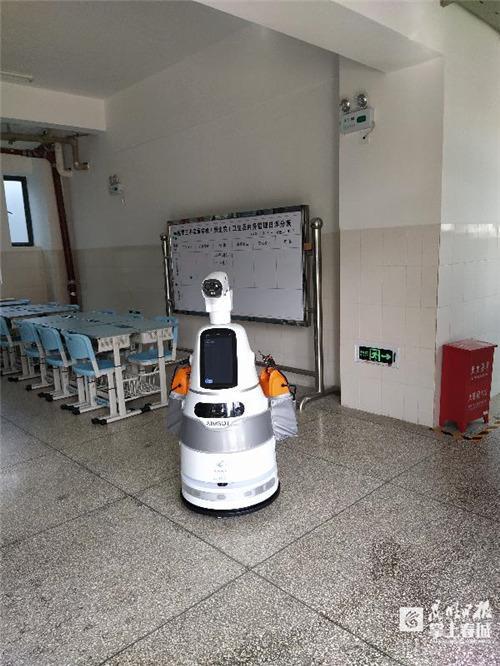无人机+机器人消杀测温齐上阵“黑科技”助力昆明学校复学防控
