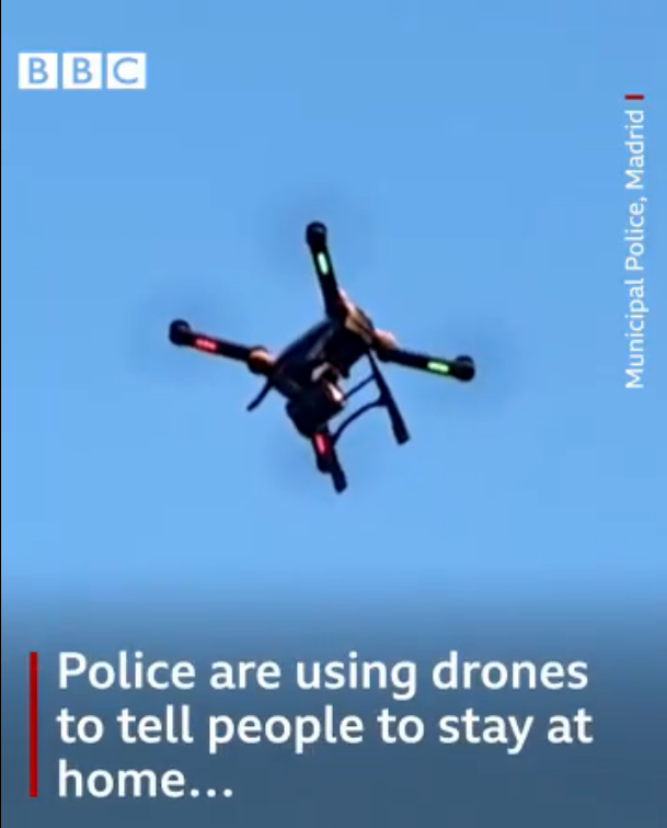 西班牙警方使用无人机喊话控制疫情
