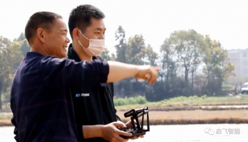 启飞智能无人机春耕忙 田间地头显神威