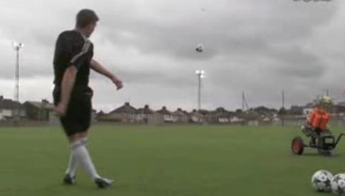 足坛挑战之高难度：杰拉德踢飞碟 苏神击落无人机 