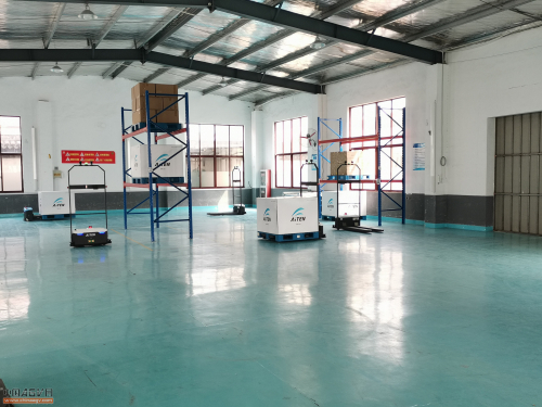 智能机器人在工作与生活中不断帮助人们