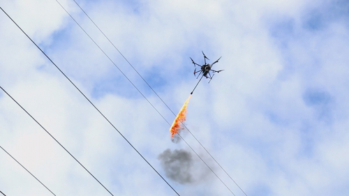 ​海南喷火无人机“秒清除”高压线异物