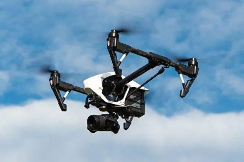 加州男子缺卫生纸，朋友用无人机“空投”给他... 