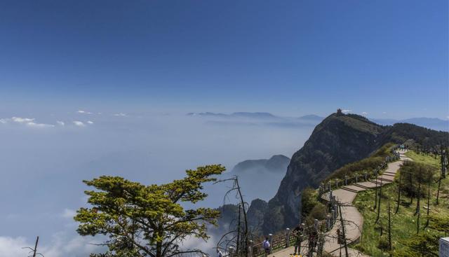 奇峰上发现小屋，无人机拍摄下这一幕，这人是怎么上去的？