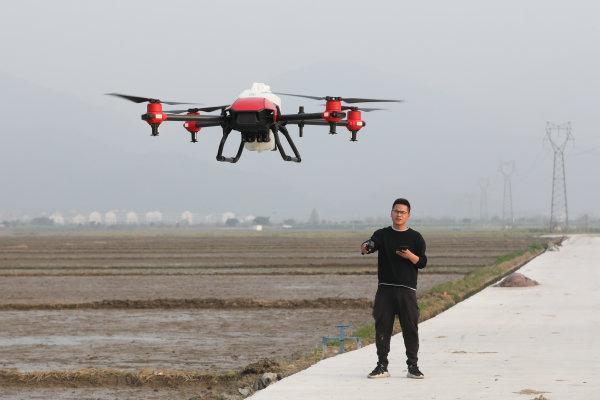 田园梦“飞”起来 这位无人机“驾驶员”用新技术种田