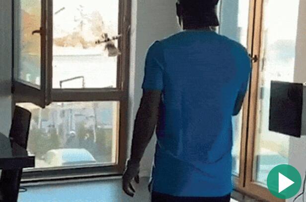 巴萨旧将硬核领取月最佳奖 无人机直接快递到家 