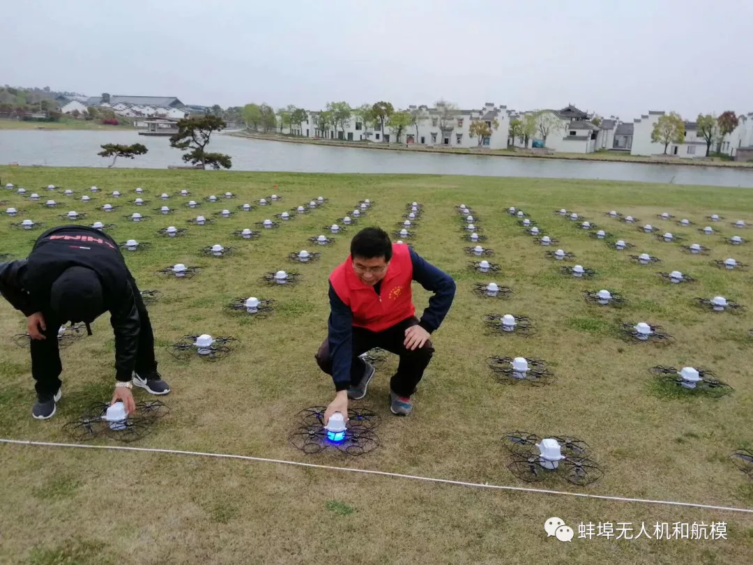 “向抗‘疫’医护人员致敬”300架无人机集群表演