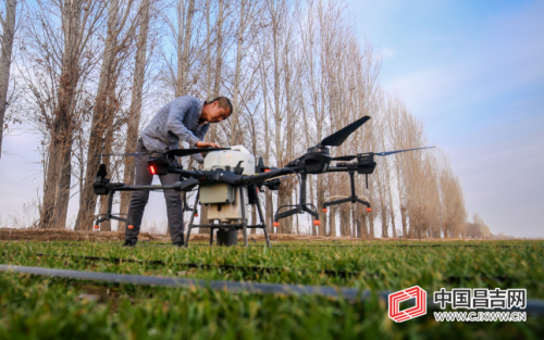 呼图壁：植保无人机助力春耕生产