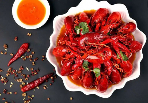 无人机高效喂养小龙虾，穿壳有型，脱壳有肉 