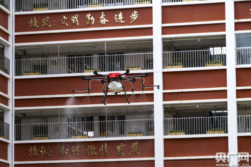 无人机飞进昆明重工中学助力校园疫情防控