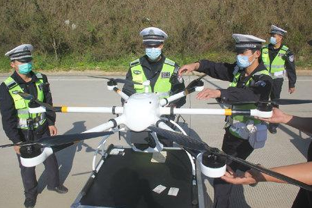 莆田市城厢交警大队正在使用无人机进行交通巡逻