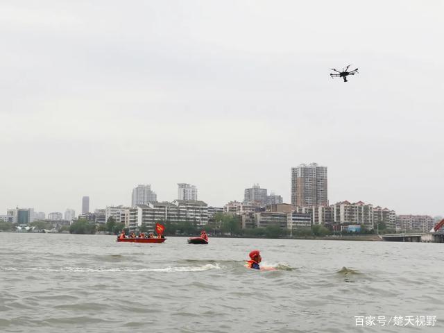 实装、实战、实练，鄂州消防抗洪抢险实现水上机器人救援