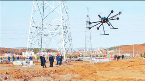 无人机首次完成带电跨越线路施工作业