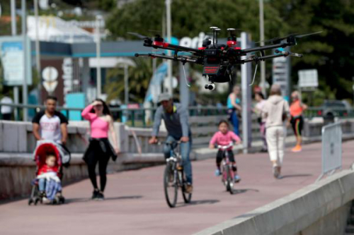 无人机出动 劝导民众减少外出