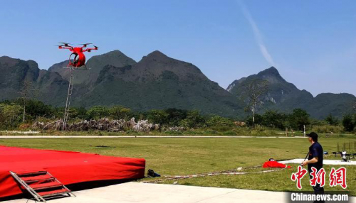 广西首架载人型无人机完成试飞 推动产业结构的优化调整