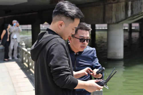 县江上突现一蓝一黄两艘无人船？它们是干啥的呢？