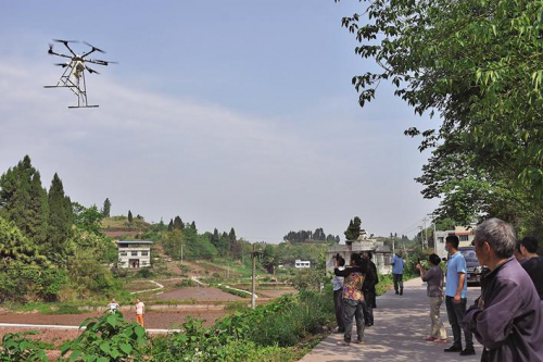 东兴区上演水稻无人机“直播秀”——五分钟“搞定”一亩田