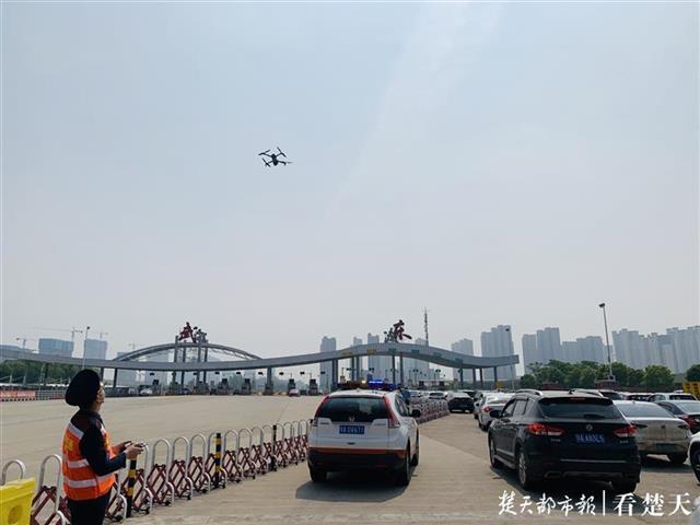 无人机远程观测高速路况 助力五一假期保畅工作