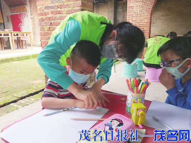 关爱未成年人健康成长，高州志愿者为留守儿童展示无人机