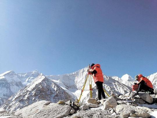 给珠峰“量身高” 为何不能用无人机替代人？