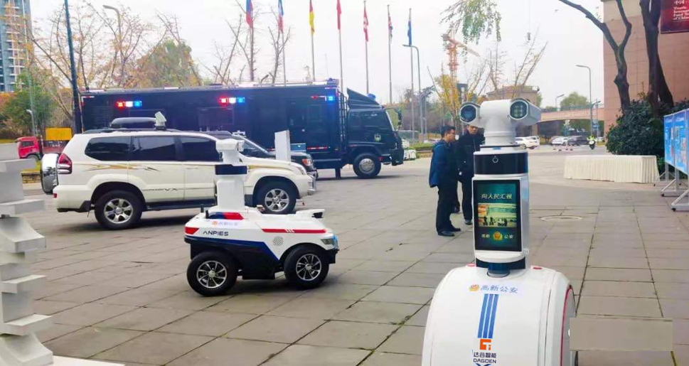 上海首台5G警用巡逻机器人亮相南京路步行街