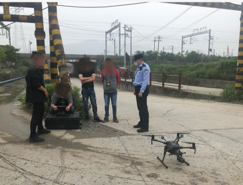 铁路沿线放飞无人机，危险！