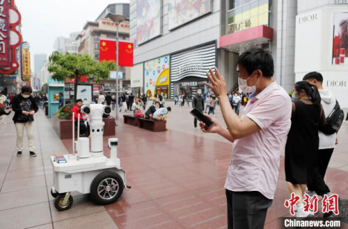 上海公安“瓦力”机器人重返南京东路步行街 助力平安上海