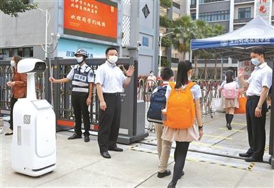 机器人护航 爱心包送暖