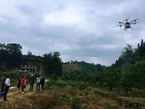 无人机成为果园“好帮手”为果农提供精准植保