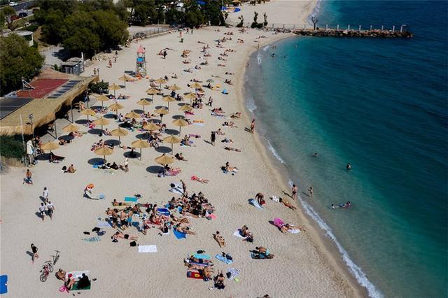 数千希腊游客前往海滩纳凉，政府出动无人机喊话“保持距离”