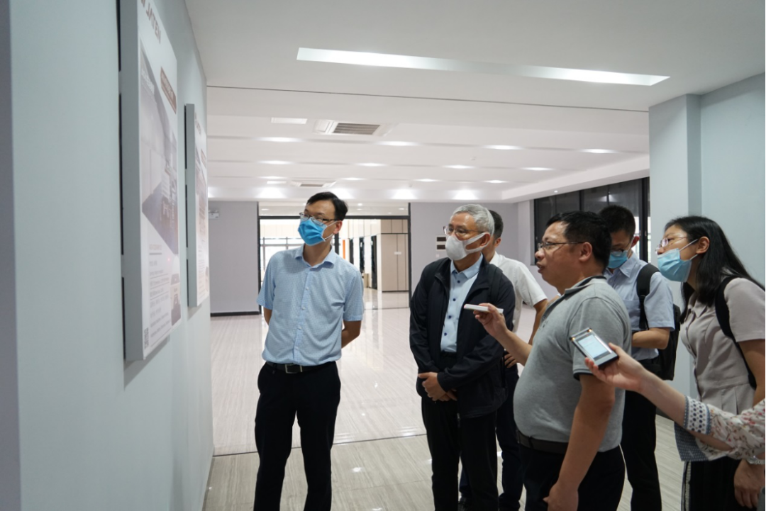 著名经济学家周其仁教授访问嘉腾