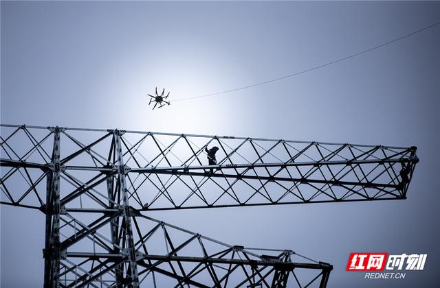 揭秘电线如何“飞”上高塔 “蜘蛛侠”、无人机轮番上阵