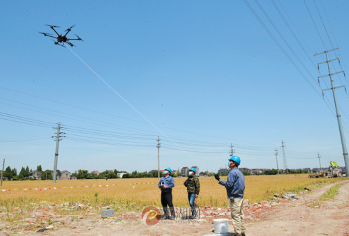 无人机 “空中架线”