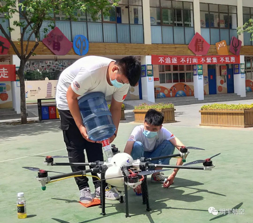 明宇公司无人机为新建小学树木消杀病虫害！