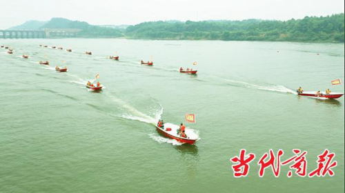 衡阳军地联合抗洪演练：无人机向“受灾点”投放救援物资 