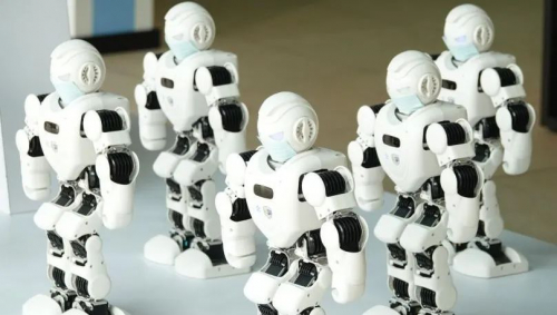 AI课萌翻了！学生和机器人一起跳防疫舞