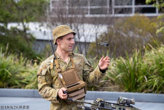 澳大利亚陆军准将视察精锐部队 袖珍无人机亮相 轻武器悉数登场