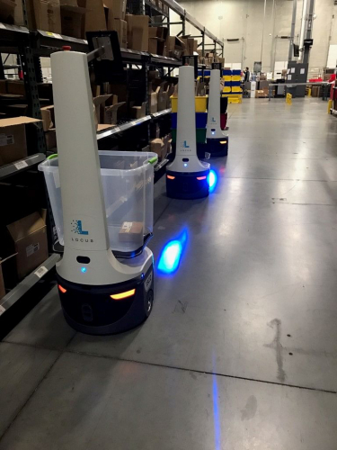 自动移动机器人无缝联接智能仓库系统，使配送中心更智能，更高效