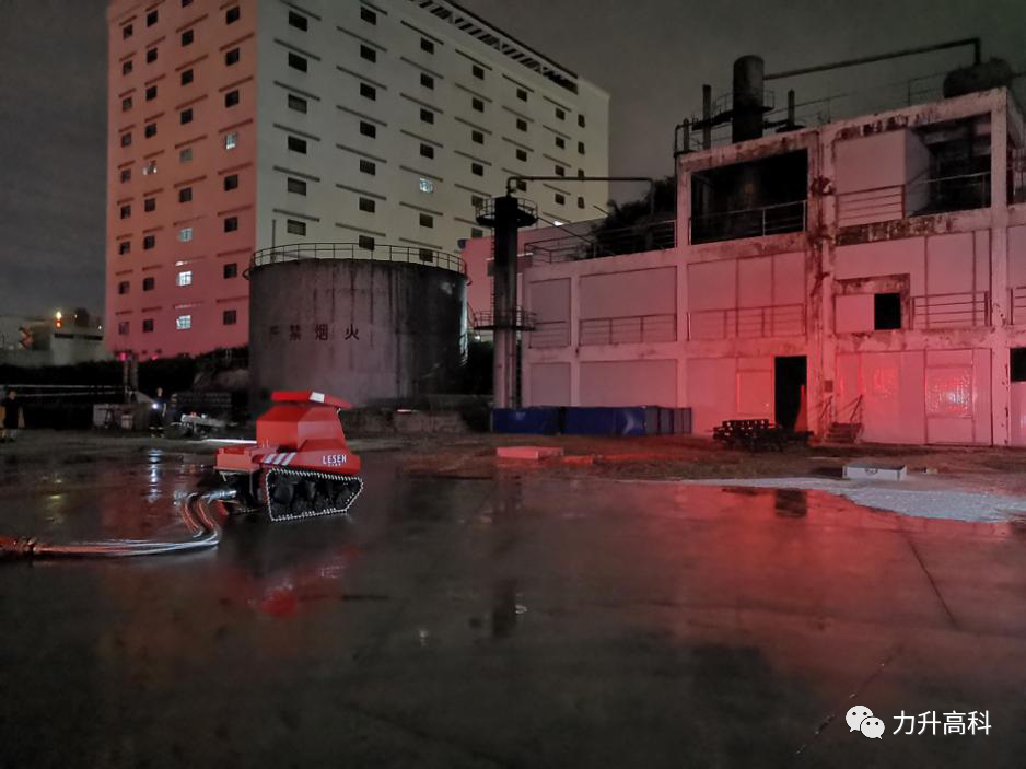 力升高科耐1000℃高温消防机器人——地空联合灭火演练战果惊人！