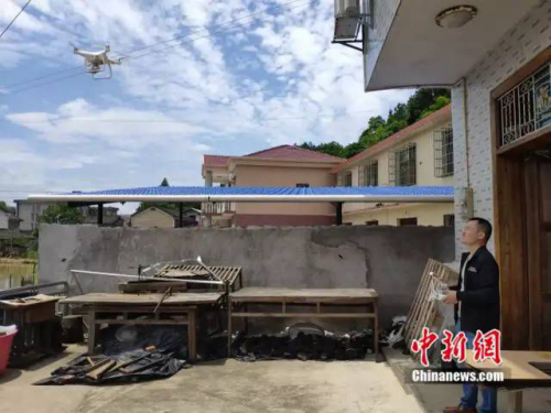 这个会修无人机的“宝藏男孩” 在大山下放飞梦想